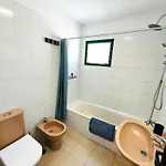 Silent With Cozy Terrace And Ocean View דירה ארונה