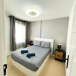 Silent With Cozy Terrace And Ocean View דירה