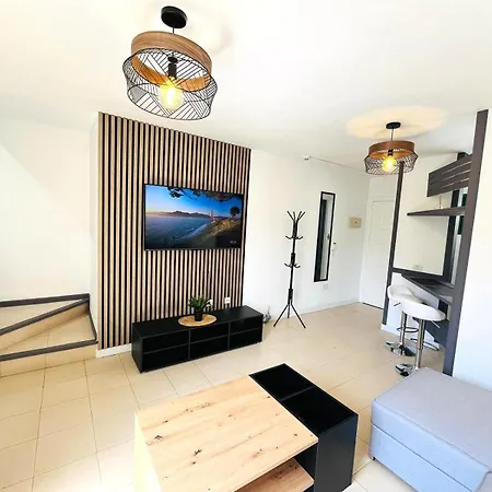 Silent With Cozy Terrace And Ocean View דירה ארונה