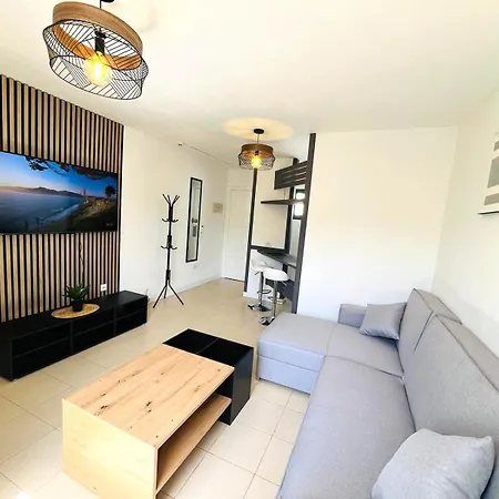 Silent With Cozy Terrace And Ocean View דירה