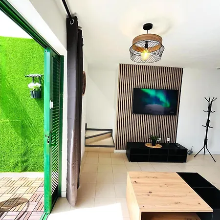 Silent With Cozy Terrace And Ocean View ארונה