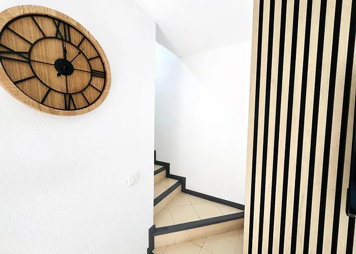 Silent With Cozy Terrace And Ocean View *