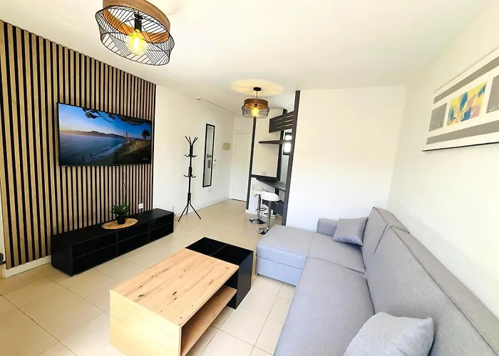 Silent With Cozy Terrace And Ocean View 公寓